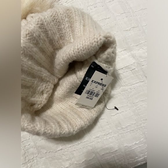 NWT women Express Beanie one size color cream - Picture 4 of 4